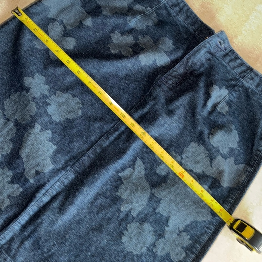 Liz Claoborne denim skirt Woman's, 8, Dark grey, light grey stencil flowers. EUC - Picture 16 of 17
